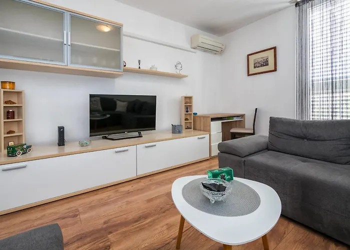 Neda Split